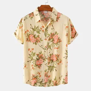 Vista dettagliata di una camicia casual da uomo a maniche corte con motivo floreale