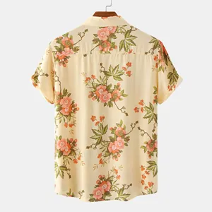 Dettaglio vista posteriore di una camicia a maniche corte da uomo con stampa floreale