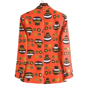 Rückansicht eines schmal geschnittenen orangefarbenen Herren-Blazers mit Ethno-Print