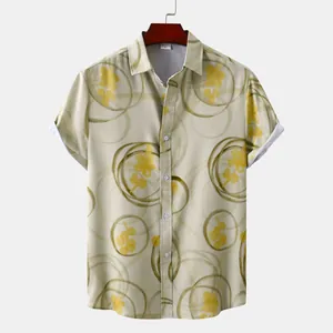 Détail d'une chemise à manches courtes pour hommes avec motif floral jaune et cercles.