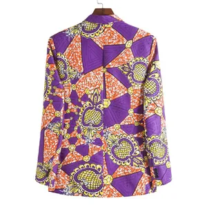 Detailansicht der Rückseite eines schmal geschnittenen Herren-Blazers mit buntem Afrika-Print.