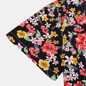 Detailansicht eines Herren-Kurzarm-Hawaiihemds mit einem lebendigen Blumenmuster-Aufdruck