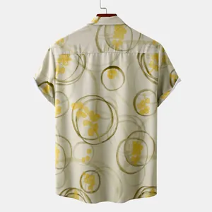 Vue arrière d'une chemise hawaïenne pour homme à manches courtes avec fleurs jaunes