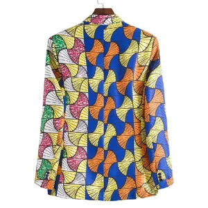 Rückansicht eines schlanken Herrenblazers mit lebhaftem geometrischem Fächermuster
