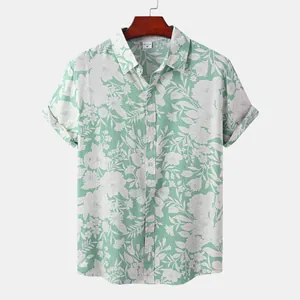 Kurzärmeliges Herren-Hawaiihemd mit mintgrünem Blumendruck auf einem Holzkleiderbügel.