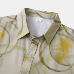 Détail d'une chemise hawaïenne à manches courtes pour homme avec imprimé floral et col