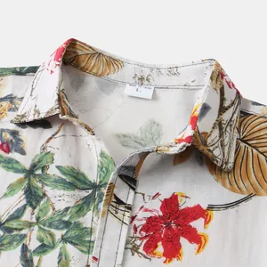 Primer plano de camisa playera floral para hombre con detalle de cuello y etiqueta
