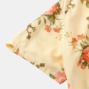 Dettaglio ravvicinato della stampa floreale e delle cuciture della manica di una camicia maschile