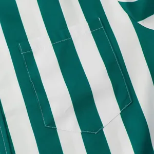 Λεπτομερής προβολή τσέπης πράσινου και λευκού ριγέ casual πουκάμισου με λεπτές ραφές.