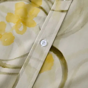 Gros plan d'une chemise hawaïenne pour hommes avec bouton blanc et motif floral