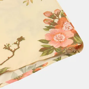 Dettaglio macro della camicia floreale da uomo con stampa vintage e cuciture