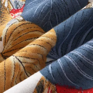 Primer plano de tela de algodón y lino con estampado de hojas tropicales para hombre.