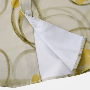 Gros plan sur l'ourlet et la texture du tissu d'une chemise hawaïenne fleurie jaune