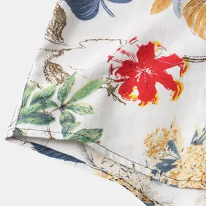Vista macro detallada de una camisa de playa para hombre con estampado floral y costuras