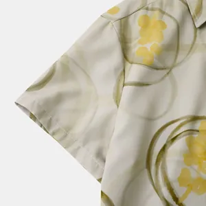 Vue détaillée d'une chemise hawaïenne pour hommes avec motif floral jaune abstrait