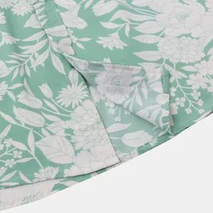 Detail eines floralen Hawaii-Hemds in Minzgrün zeigt Nähte und Stoffstruktur