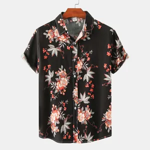 Dettaglio della camicia a fiori a maniche corte da uomo con colletto a rever.