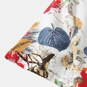 Detalle del estampado floral tropical en la manga de una camisa de playa