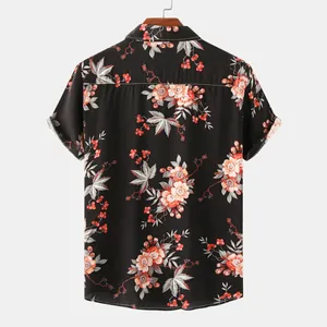Vista posteriore di una camicia a maniche corte da uomo con stampa floreale nera chic