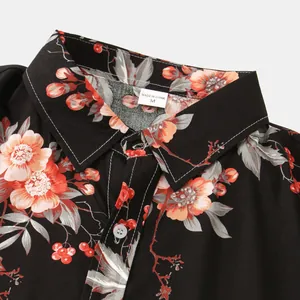 Vista dettagliata del colletto di una camicia a fiori nera da uomo con motivo floreale