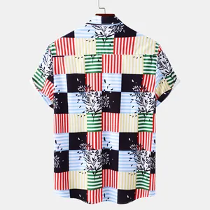 Vue arrière d'une chemise hawaïenne à manches courtes avec motif patchwork floral et rayé