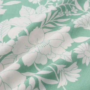 Detailansicht von mintgrünem Blumenmuster-Stoff für Herren Hawaii-Strandhemden.