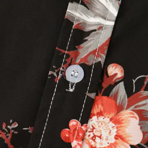 Dettaglio macro di una camicia floreale da uomo con bottone e cuciture