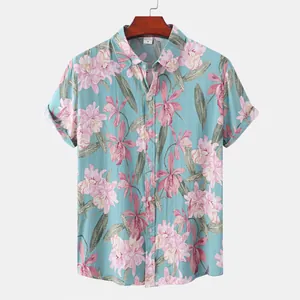 Detaillierte Vorderansicht eines Herren-Hawaiihemds mit kurzem Arm und rosa Blumenmuster