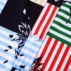 Détail d'une chemise hawaïenne pour hommes avec rayures vives et imprimés floraux