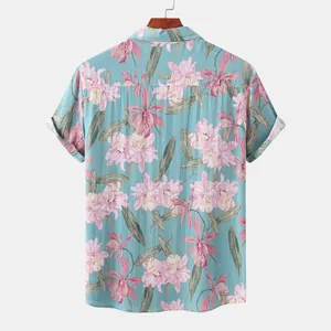 Rückansicht eines hellblauen Herren-Hawaiihemdes mit pinkfarbenem Blumenmuster