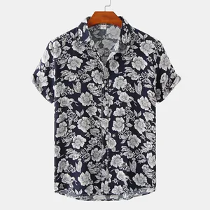 Camicia uomo a maniche corte blu scuro con stampa floreale bianca su gruccia