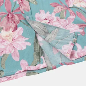 Detailaufnahme eines hawaiianischen Herrenhemds mit Blumenmuster, Saum und Knopfleiste