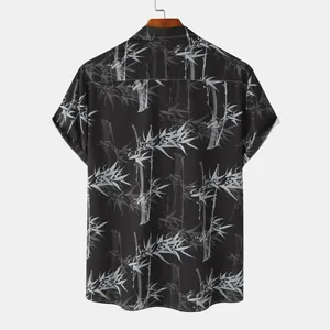 Vue arrière d'une chemise hawaïenne pour hommes avec imprimé bambou gris sur fond noir