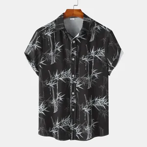 Vue détaillée d'une chemise noire à manches courtes pour homme avec imprimé bambou