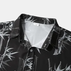 Gros plan du col d'une chemise hawaïenne noire pour hommes avec motif bambou et étiquette