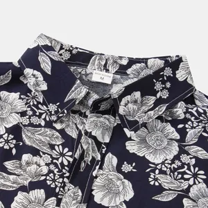 Dettaglio dell'imprimé floreale bianco su una camicia a maniche corte blu navy da uomo