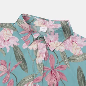 Detailansicht eines Herren-Hawaiihemds mit rosa Blumenmuster und Kragen