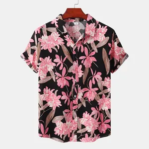 Detailansicht des rosa Blumenmusters auf dem schwarzen Hawaiihemd für Herren