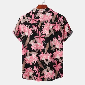 Detailansicht der Rückseite eines Hawaiihemdes für Herren mit rosa Blumenmuster
