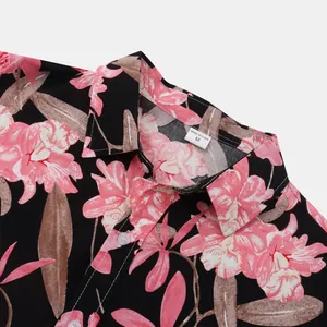 Nahaufnahme des Kragens eines Herren-Hawaiihemdes mit floralem Muster und Label