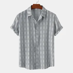 Vista frontale di una camicia casual da uomo a maniche corte con classico motivo a quadri grigi