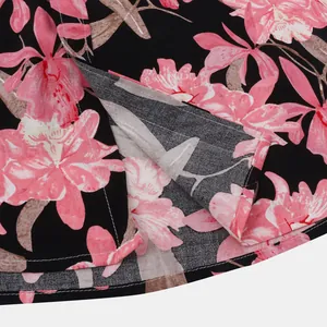 Detailansicht des Hawaiihemdes mit rosa Blumendruck und hochwertigen Nähten.
