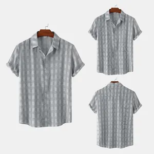 Vista anteriore e posteriore di una camicia a maniche corte a quadretti uomo