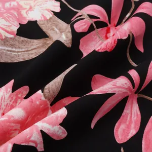 Makrodetail des schwarzen und rosa tropischen Blumendruckstoffs für Hawaiihemden