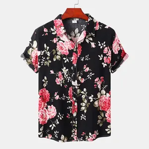 Vorderansicht eines kurzärmeligen Hawaii-Hemdes für Herren mit rosa Blumenmuster auf Schwarz