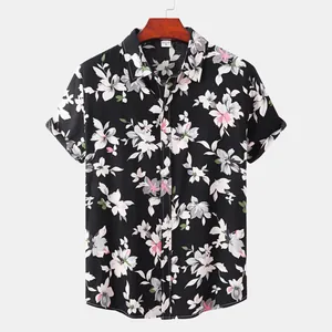 Nahaufnahme des floralen Musters und der Stofftextur dieses Hawaiihemds für Herren