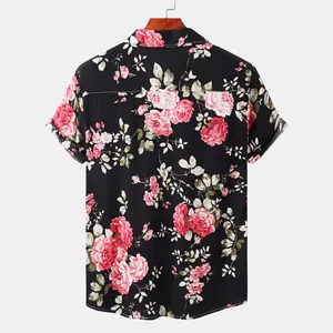 Detaillierte Rückansicht des Herren-Hawaiishemdes mit kurzen Ärmeln und rosa Rosendruck