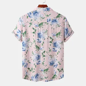 Rückansicht eines Herren-Kurzarm-Hawaiihemds mit blauem Blumendruck auf rosa Stoff.