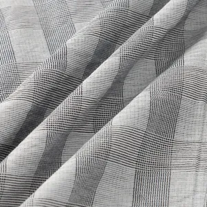 Primo piano della texture del tessuto a quadri grigi e marroni per camicia da uomo