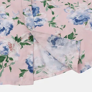 Nahaufnahme eines rosa Hawaiihemds mit Blumenmuster, Stoffstruktur und Saumdetail.